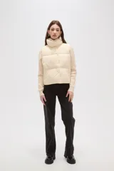 Campera híbrida con cuerpo delantero acolchado tipo puffer y mangas de tejido de punto acanalado con cuello alto. Presenta un diseño corto y holgado con cierre frontal oculto.