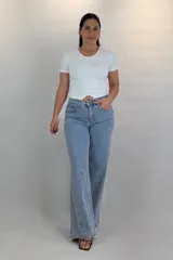 Jean wide leg celeste de tiro medio, con costuras diagonales decorativas en las piernas y diseño de corte amplio.