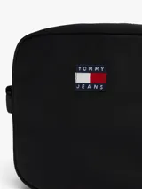 Cartera tipo bandolera de diseño compacto, color negro, con cierre superior y parche con el logo de la marca en el frente.