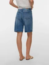 Bermuda de jean color negro con lavado stonewash de tiro medio, calce holgado y largo a la rodilla. Cuenta con bolsillos delanteros, monedero, traseros y cierre frontal con botón y cremallera.