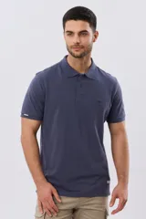 Remera polo de piqué de algodón color azul, de manga corta, con cuello camisero, cierre frontal de dos botones y pequeño logo bordado en el pecho.