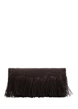 Bolso tipo sobre de fibra natural en color marrón, con diseño tejido y panel frontal de flecos largos.