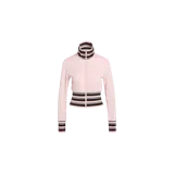 Campera deportiva Adidas color rosado claro, con cuello alto, cierre frontal y detalles de franjas horizontales marrones y blancas en cuello, puños y cintura. Presenta el logo de la marca bordado en el pecho.