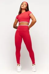 Calza deportiva de tiro alto color rojo, con franjas laterales blancas y detalles blancos en los tobillos.