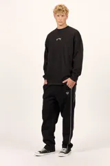 Buzo Billabong Arch Over Crew de color negro, con cuello redondo y diseño de mangas caídas. Presenta un pequeño bordado en hilo blanco en el centro del pecho con el nombre de la marca en tipografía arqueada.
