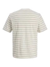 Remera de manga corta con diseño a rayas horizontales, cuello redondo y calce relajado. Cuenta con un pequeño detalle bordado en el pecho con la inscripción "Originals Studio".
