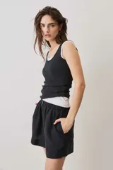 Musculosa blanca de corte clásico, con escote redondo y tirantes anchos.