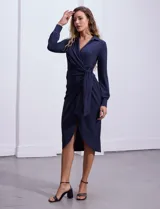 Vestido midi azul marino de lycra con cuello con solapa, escote en V cruzado y lazo de ajuste en la cintura.