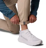 Pantalón beige de la colección ROC de Columbia, de corte recto y tejido elástico, con trabillas, bolsillos funcionales y detalle reflectante en los puños.