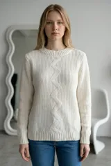 Sweater de tejido de punto chenille color beige, con cuello redondo y diseño de patrón en zigzag vertical en el centro. Presenta puños y ruedo acanalados.
