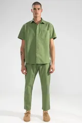 Pantalón verde oliva de algodón con textura seersucker, bolsillos laterales y traseros, cierre con botón y cremallera, parche con logo.