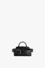 Riñonera Duffle de cuero vacuno negro con diseño inspirado en bolsos de viaje, cierre superior con cremallera doble y asa superior. Cuenta con una correa de cinturón ajustable.