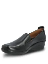 Zapato tipo slip-on de cuero liso color negro, con diseño de calce fácil, plantilla con relieves para ventilación y suela de caucho termoplástico con taco bajo.