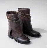 Bota de cuero vacuno color negro, con caña media, taco de madera bajo y cierre lateral.