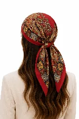 Pañuelo cuadrado de seda con estampado estilo paisley y motivos florales en tonos rojos, naranjas y dorados, con borde liso en color rojo.