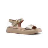 Sandalias de cuero color dorado, con plataforma y ajuste con hebilla.
