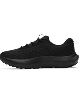 Championes de running Under Armour modelo Charged Surge 4, color negro. Presentan una parte superior de malla transpirable con superposiciones sintéticas para mayor soporte, entresuela Charged Cushioning para una amortiguación reactiva y suela de goma resistente para mayor tracción.
