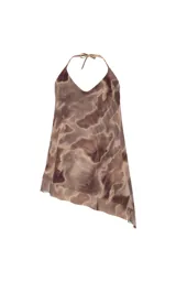 Blusa de tul sin mangas, con escote en V, tirantes finos y estampado orgánico en tonos marrón y beige. Presenta diseño fluido, suave transparencia, bajo asimétrico con puntas alargadas y corte recto.