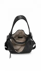 Cartera mochila negra de símil cuero con diseño convertible, bolsillo frontal con cierre y tirador, apertura superior doble y correas ajustables.