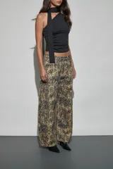 Jeans de corte wide leg con estampado animal print tipo leopardo y acabado desgastado.