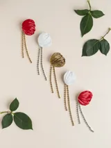 Aros colgantes artesanales modelados en porcelana color rojo, con perno de acero quirúrgico y tiras colgantes de strass.