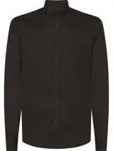 Camisa negra de algodón orgánico, corte slim, manga larga, cuello clásico y cierre frontal con botones.