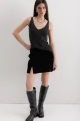 Minifalda marrón de cuero con tajo lateral.