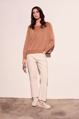 Sweater negro de manga larga con escote redondo y tejido ligero con brillo sutil de lurex.