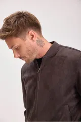 Cazadora bomber marrón de efecto gamuza, con cierre frontal, cuello redondo y puños y cintura acanalados.