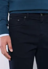Pantalón negro de corte recto, estilo jeans de cinco bolsillos, confeccionado en algodón y elastano.