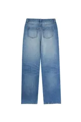 Jean de tiro alto confeccionado en denim de lavado claro, con corte recto y diseño clásico de cinco bolsillos.