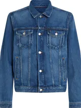 Campera Tommy Hilfiger de denim azul, corte clásico, con cuello inglés, cierre de botones, dos bolsillos tipo sobre con botón en el pecho, dos bolsillos laterales de ojal, puños con botón y logo de Tommy Hilfiger bordado en el pecho.