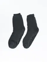 Par de medias cortas grises con talón y puntera blancos, banda superior blanca y banda inferior bordó. Poseen puntos antideslizantes en la planta del pie.