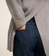 Suéter alargado de punto color rojo, con cuello alto ajustado y mangas largas ajustadas.