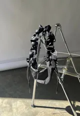 Cartera petite negra con asa fruncida convertible para usar corta, larga o cruzada.