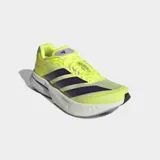 Championes de running Adidas Adizero Boston 13, color amarillo neón con las icónicas tres rayas laterales en color negro. Presenta una mediasuela gruesa con tecnología Lightstrike Pro y suela de alto rendimiento.