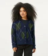 Cárdigan azul marino de tejido de punto con cuello en V, cierre frontal con botones y estampado de rombos argyle con corazones en verde y blanco.