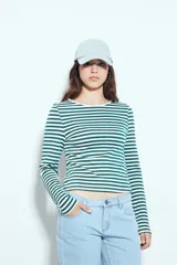 Remera de manga larga con diseño de rayas horizontales en color verde y blanco, de calce ajustado al cuerpo y cuello redondo.