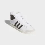 Championes Adidas Jabbar Hi de corte alto, con exterior de cuero blanco, detalles de gamuza marrón en las icónicas tres tiras y en el cuello, y suela de caucho en tono crema.
