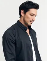 Camisa azul de algodón con elastano, cuello button-down y manga larga.