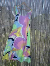 Vestido largo de fibrana con estampado abstracto multicolor, breteles finos y falda con volantes.