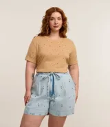 Remera de malla color tostado con cuello redondo, mangas cortas y aplicación de strass salpicado en toda la prenda.