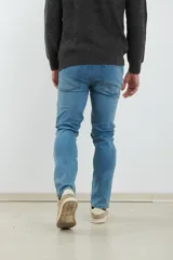 Pantalón de jean de corte skinny, color azul.