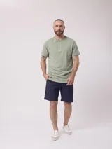 Remera azul de algodón con cuello redondo y tapeta con botones.