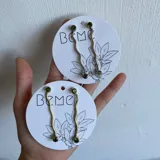 Aros colgantes de alpaca o bronce con perno de plata 925 y circonias verdes.