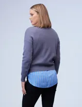 Buzo color marrón claro, tejido soft, marca Philosophy, con cuello redondo y mangas largas.