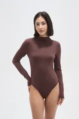 Body de manga larga con cuello alto, confeccionado en tejido al cuerpo.