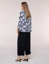 Cardigan abierto de manga larga en seda fría con estampado multicolor en tonos rosados, naranjas, verdes y negros.