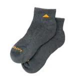 Medias cortas de tejido gris melange, con el logo y nombre de la marca en color amarillo en la puntera y detalle de triángulo amarillo en el tobillo.