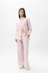 Pantalón pijama de algodón a rayas verticales, corte ancho y seis bolsillos.